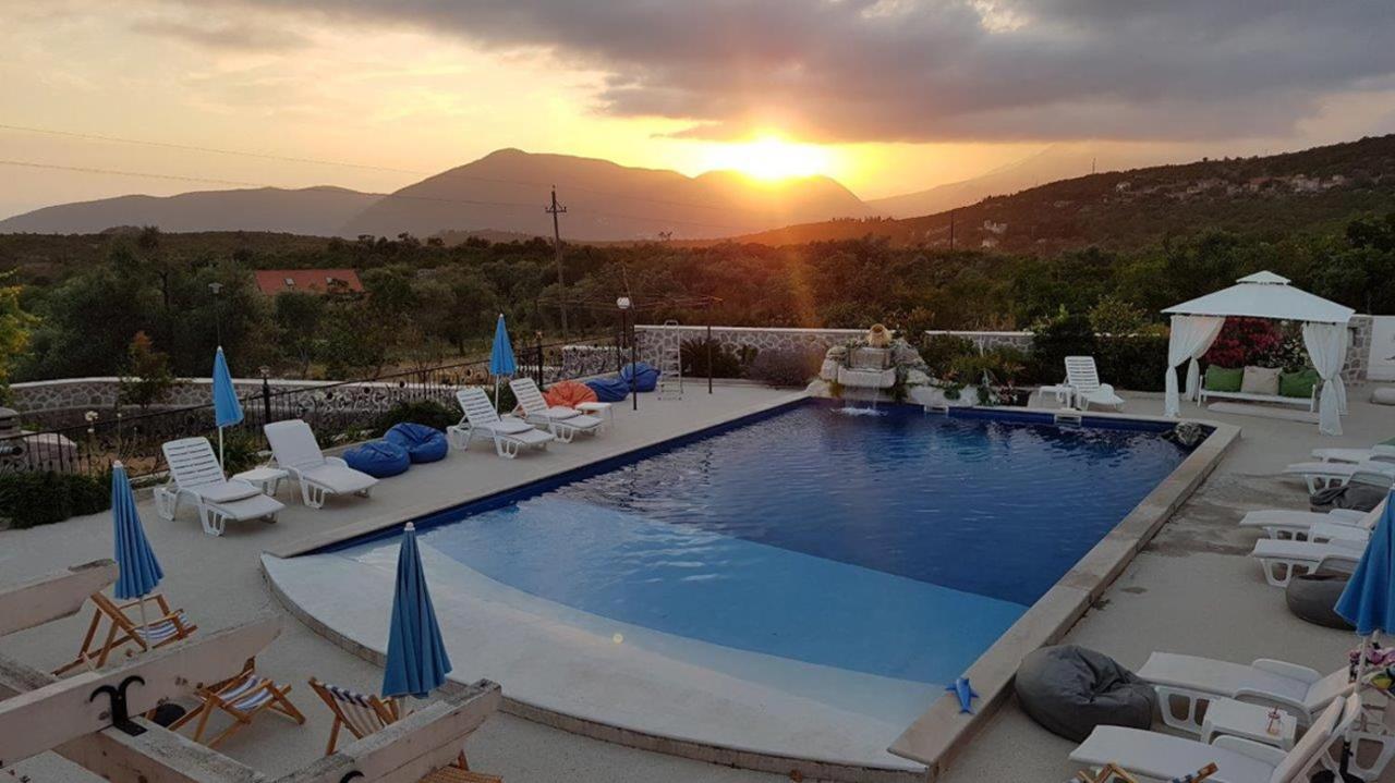 Lustica Apartments Bagian luar foto