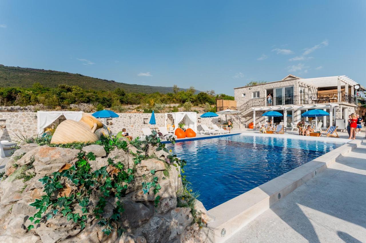Lustica Apartments Bagian luar foto