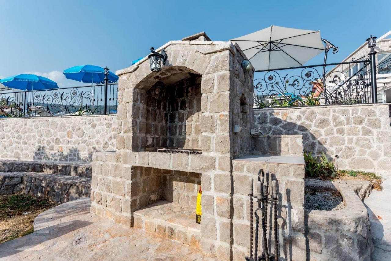 Lustica Apartments Bagian luar foto