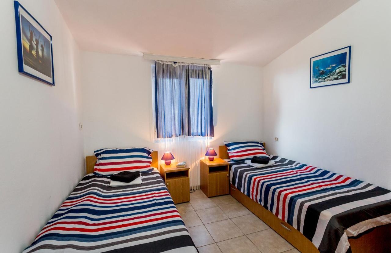 Lustica Apartments Bagian luar foto