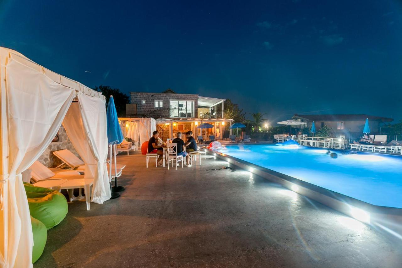 Lustica Apartments Bagian luar foto
