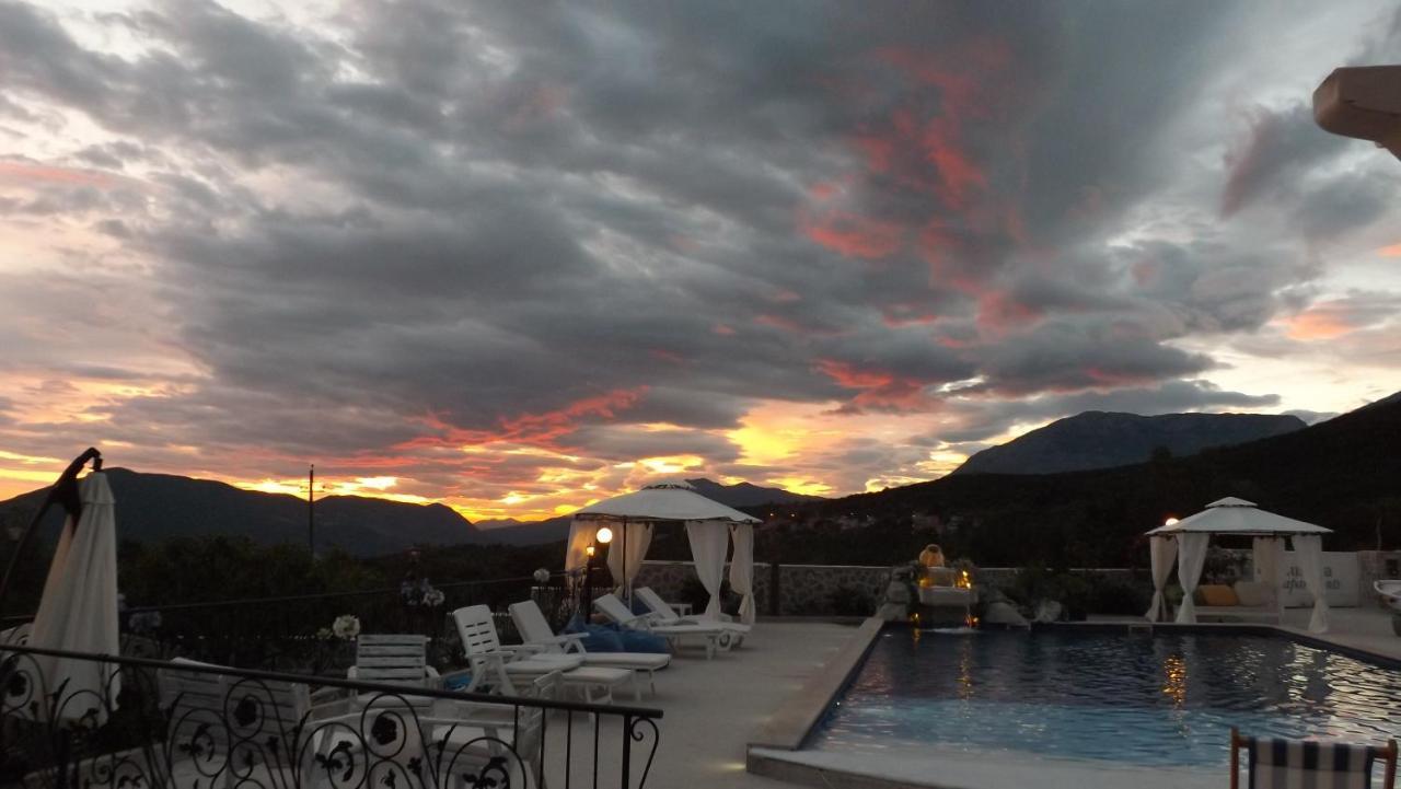 Lustica Apartments Bagian luar foto