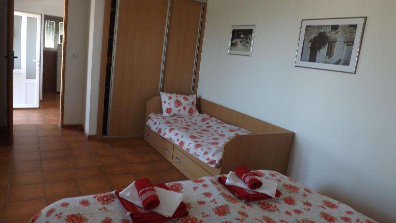 Lustica Apartments Bagian luar foto